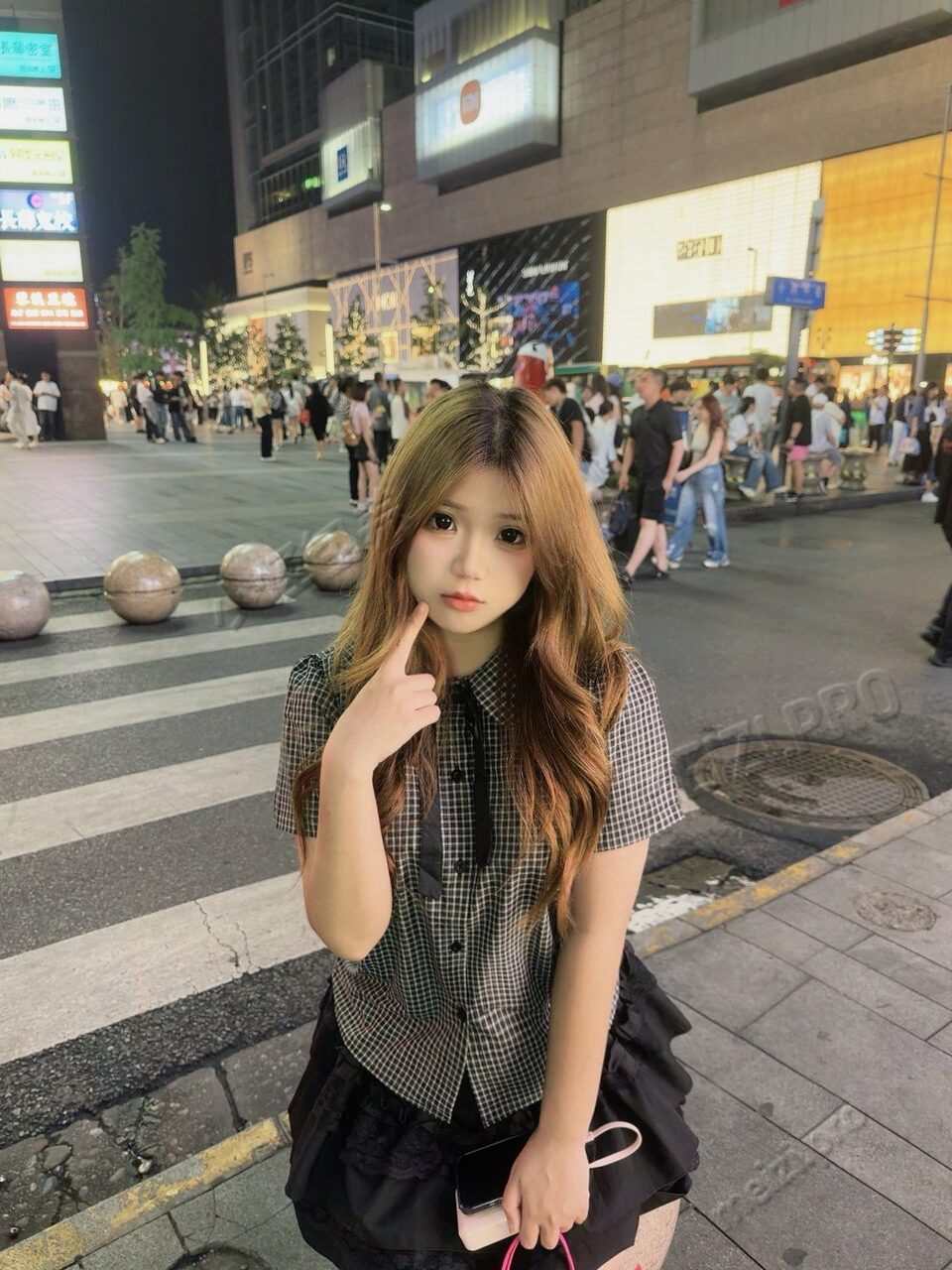 广东 广州 18岁 160cm 120 B杯 自由 屁股大 抽烟纹身:不抽烟有纹身 SM:否 无套:可 口交:可 过夜:可 同居:否 可飞:能，可其他城市，有港澳通行证 价格:6 特点:屁股大