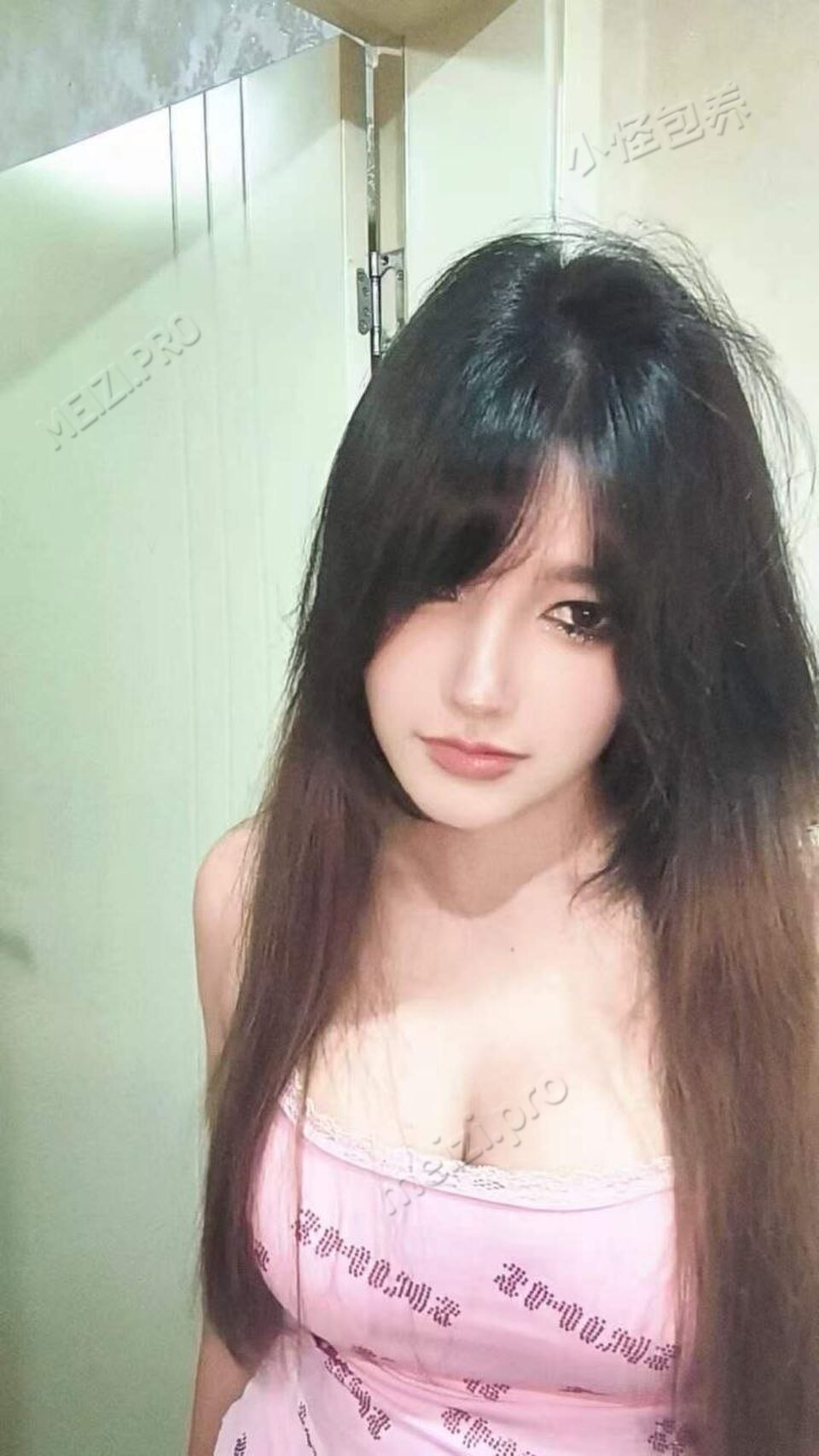 河南 郑州 20岁 165cm 100 B杯 学生 身材好 抽烟纹身:无 SM:否 无套:否 口交:否 过夜:可 同居:可 可飞:可 价格:3 特点:身材好