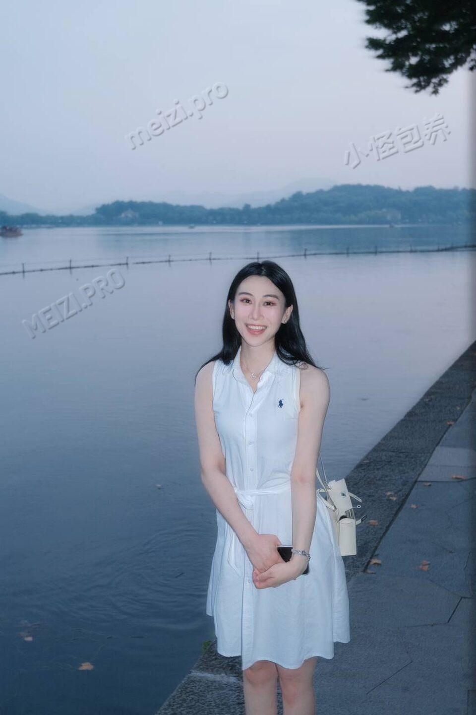 浙江 杭州 24岁 170cm 118 B杯 健身教练 兼职翻译 在职健身教练，身材紧致，欲望强，听话，蜜桃臀，腰臀比66/110，英专八级，可英文无障碍沟通，滴酒不沾，有洁癖，圈子干净，无任何整形 抽烟纹身:无 SM:是 无套:否 口交:可 过夜:可 可飞:可 价格:6 特点:在职健身教练，身材紧致，欲望强，听话，蜜桃臀，腰臀比66/110，英专八级，可英文无障碍沟通，滴酒不沾，有洁癖，圈子干净，无任何整形