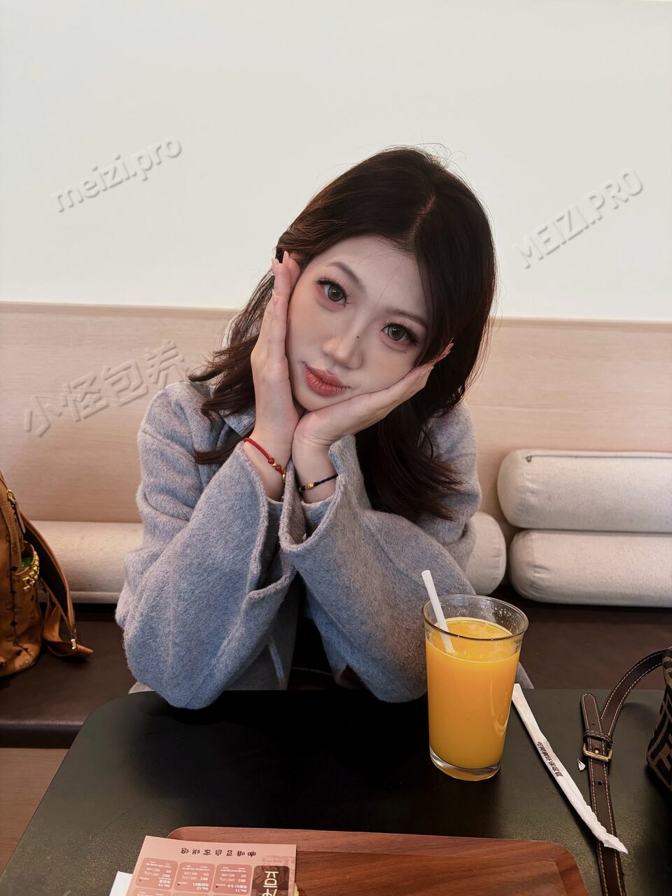 浙江 义乌 18岁 168cm 95 B杯 无 性格好 腿长 爱笑 声音好听 会跳舞 抽烟纹身:无纹身 SM:否 无套:否 口交:可 过夜:可 同居:否 可飞:能 其他城市 价格:10 特点:性格好 腿长 爱笑 声音好听 会跳舞
