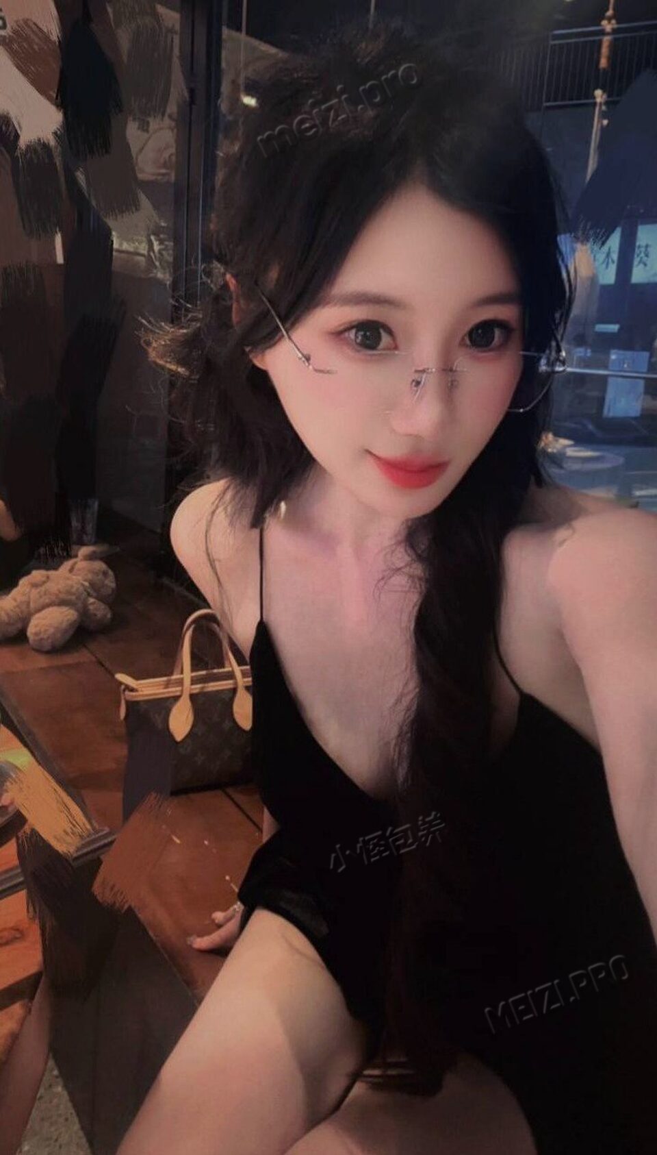 云南 西双版纳 27岁 162cm 89 B杯 演员 皮肤白,艺考老师，特约前景演员,性格好懂事 SM:否 无套:可 口交:可 过夜:可 同居:否 可飞:可 价格:8 特点:皮肤白,艺考老师，特约前景演员,性格好懂事
