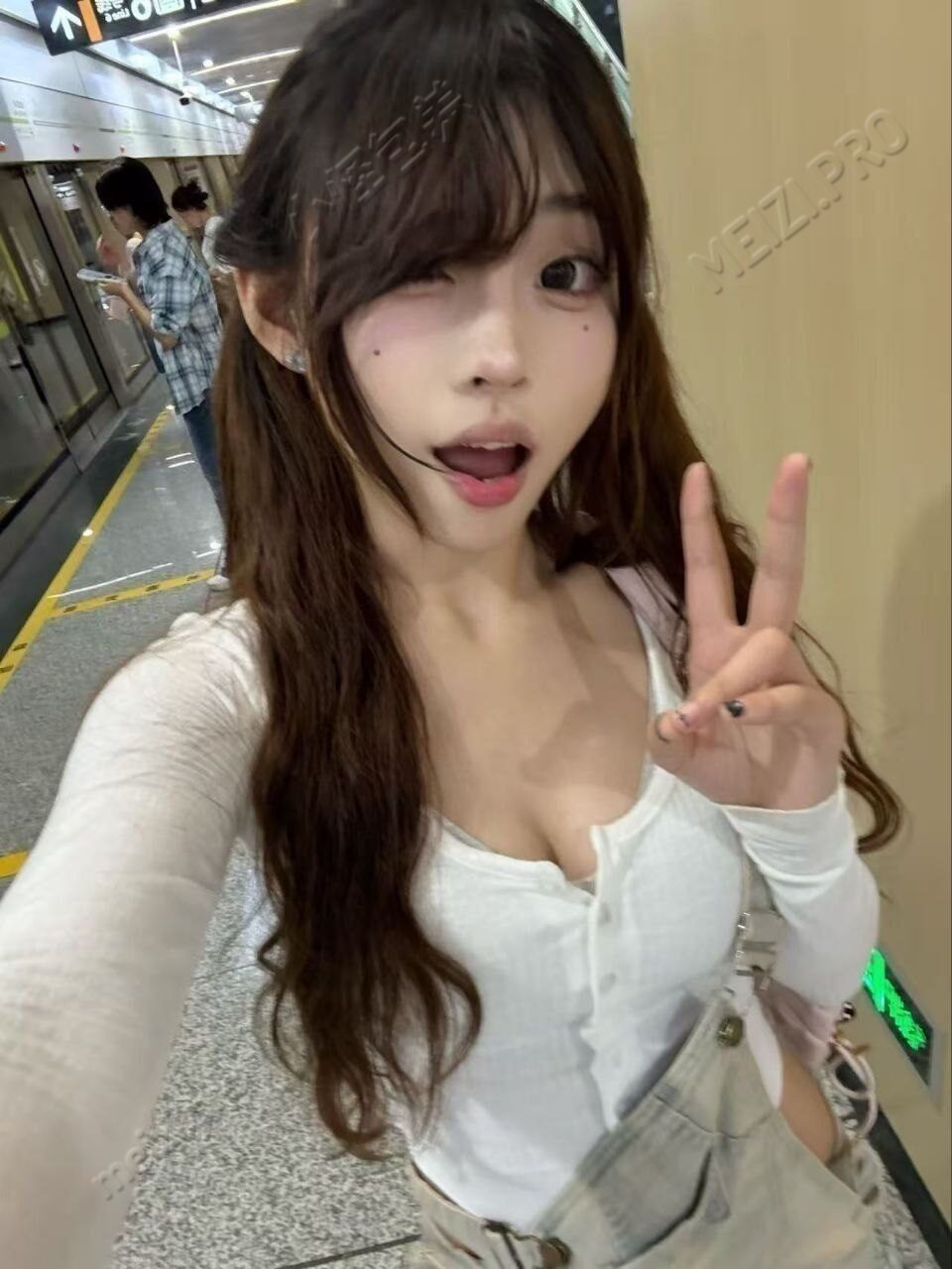 四川 成都 20岁 165cm 95 B杯 学生 可甜可御 笑起来好看 小网红 抽烟纹身:不抽烟有纹身 SM:是 无套:可 口交:可 过夜:可 同居:可 可飞:可 价格:15 特点:可甜可御 笑起来好看 小网红