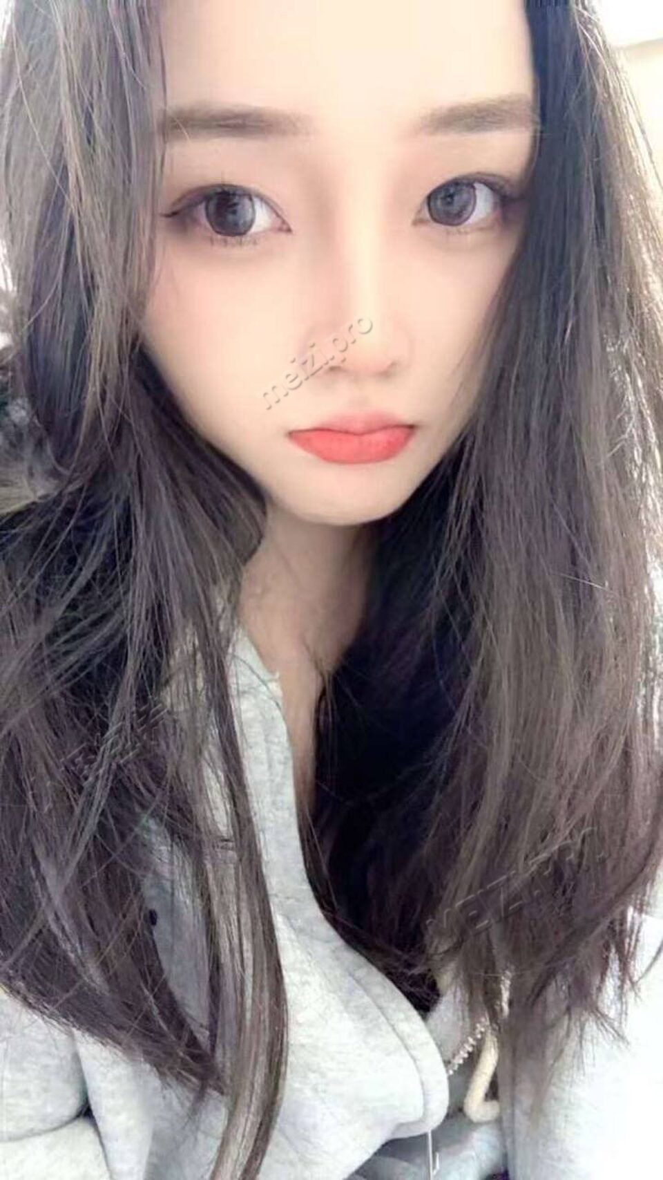 云南 昆明 25岁 158cm 107 A杯 幼师 唱歌，萝莉音，爱做饭 抽烟纹身:无 SM:是 无套:可 口交:可 过夜:可 同居:否 可飞:可 价格:10 特点:唱歌，萝莉音，爱做饭