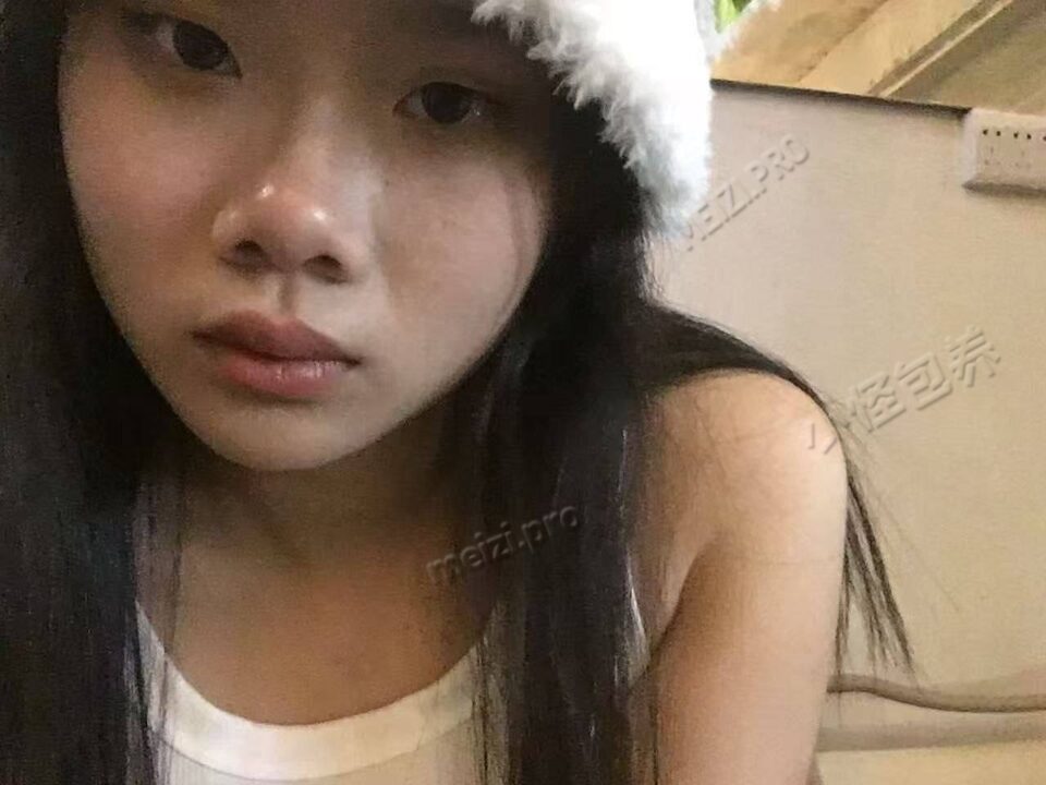 广东 韶关 19岁 166cm 129 C杯 学生 接受sm 提供情绪价值 抽烟纹身:无 SM:是 无套:否 口交:可 过夜:可 同居:否 可飞:可 价格:6 特点:接受sm 提供情绪价值