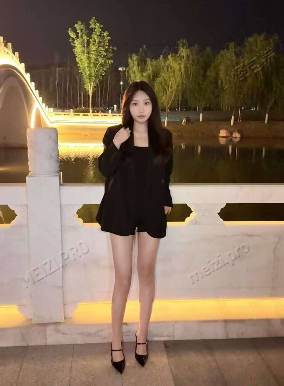 河南 郑州 23岁 168cm 106 B杯 自由职业 现实本人会好看，懂事，肯配合，水多，可体验姿势多 抽烟纹身:无 SM:否 无套:否 口交:可 过夜:可 同居:否 可飞:可 价格:5-8 特点:现实本人会好看，懂事，肯配合，水多，可体验姿势多