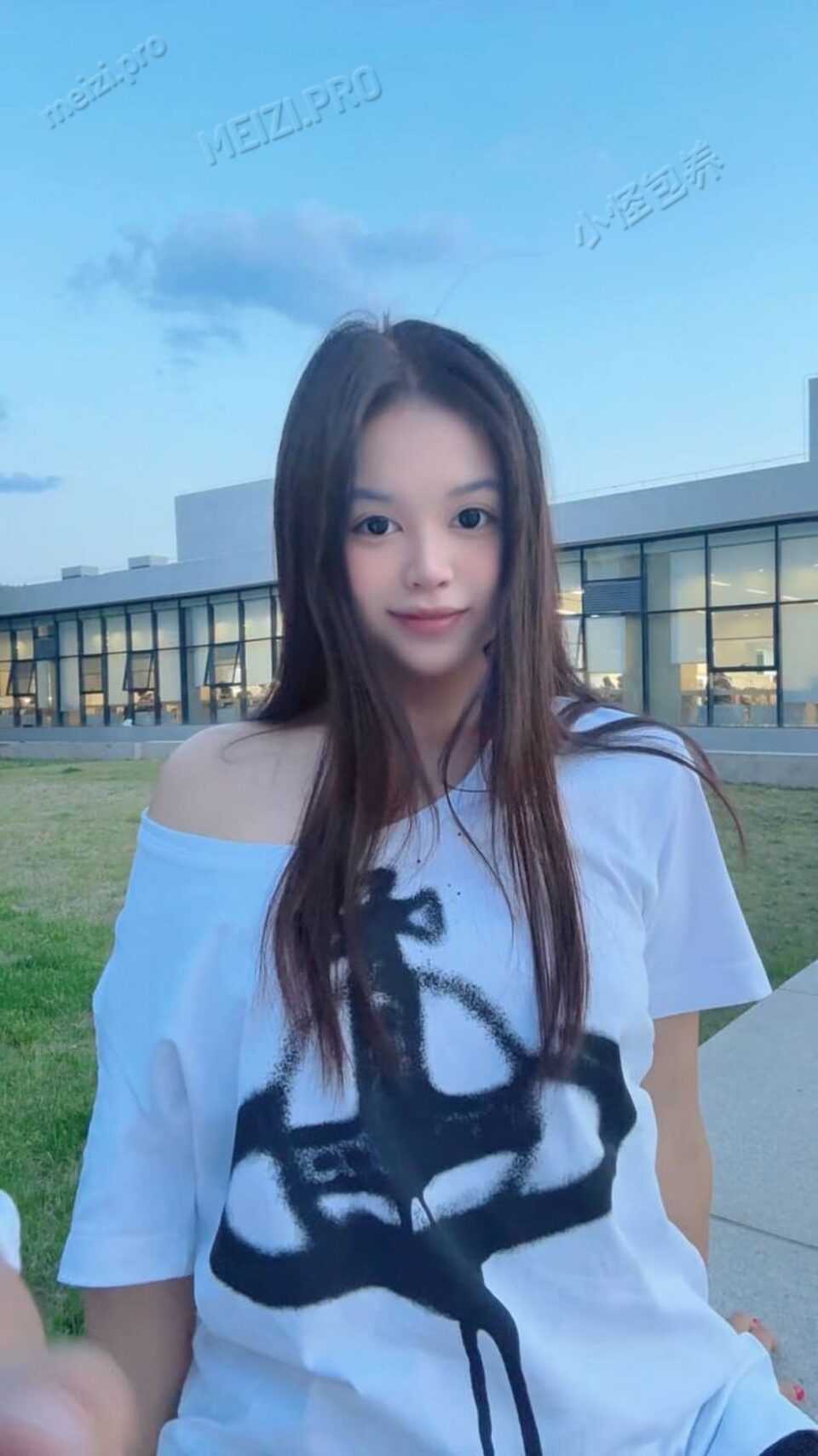 陕西 西安 21岁 166cm 95 B杯 学生 身材好 情商高 英语好 会跳舞 抽烟纹身:无纹身 SM:否 无套:加钱 口交:可 过夜:可 同居:可 可飞:可，可出国 价格:15 特点:身材好 情商高 英语好 会跳舞