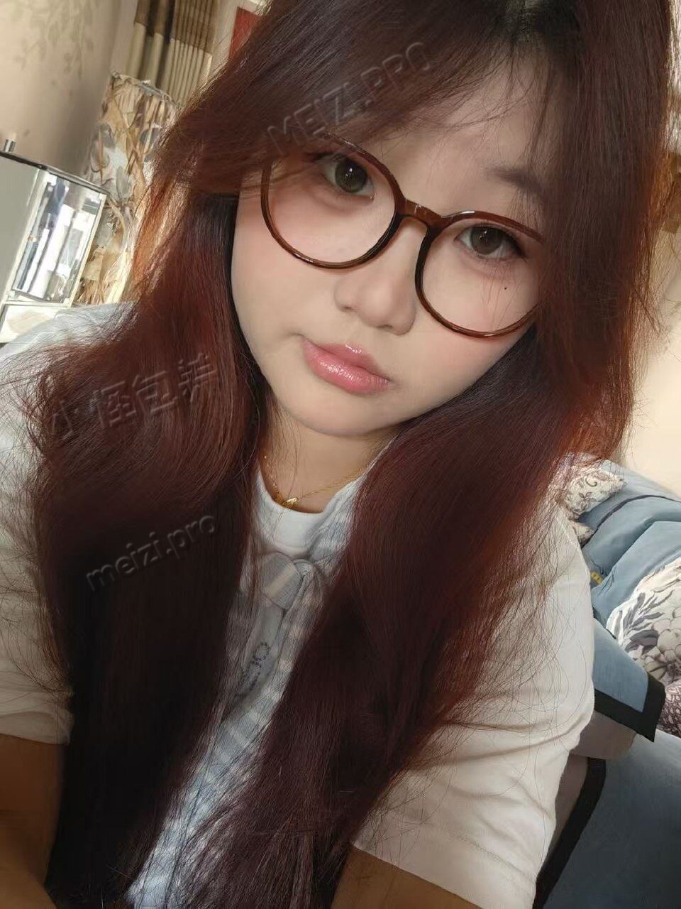 江苏 无锡 19岁 168cm 150 B杯 学生 没做过可以尝试 SM:是 无套:否 口交:可 过夜:可 同居:可 可飞:可,不能去港澳 价格:8 特点:没做过可以尝试