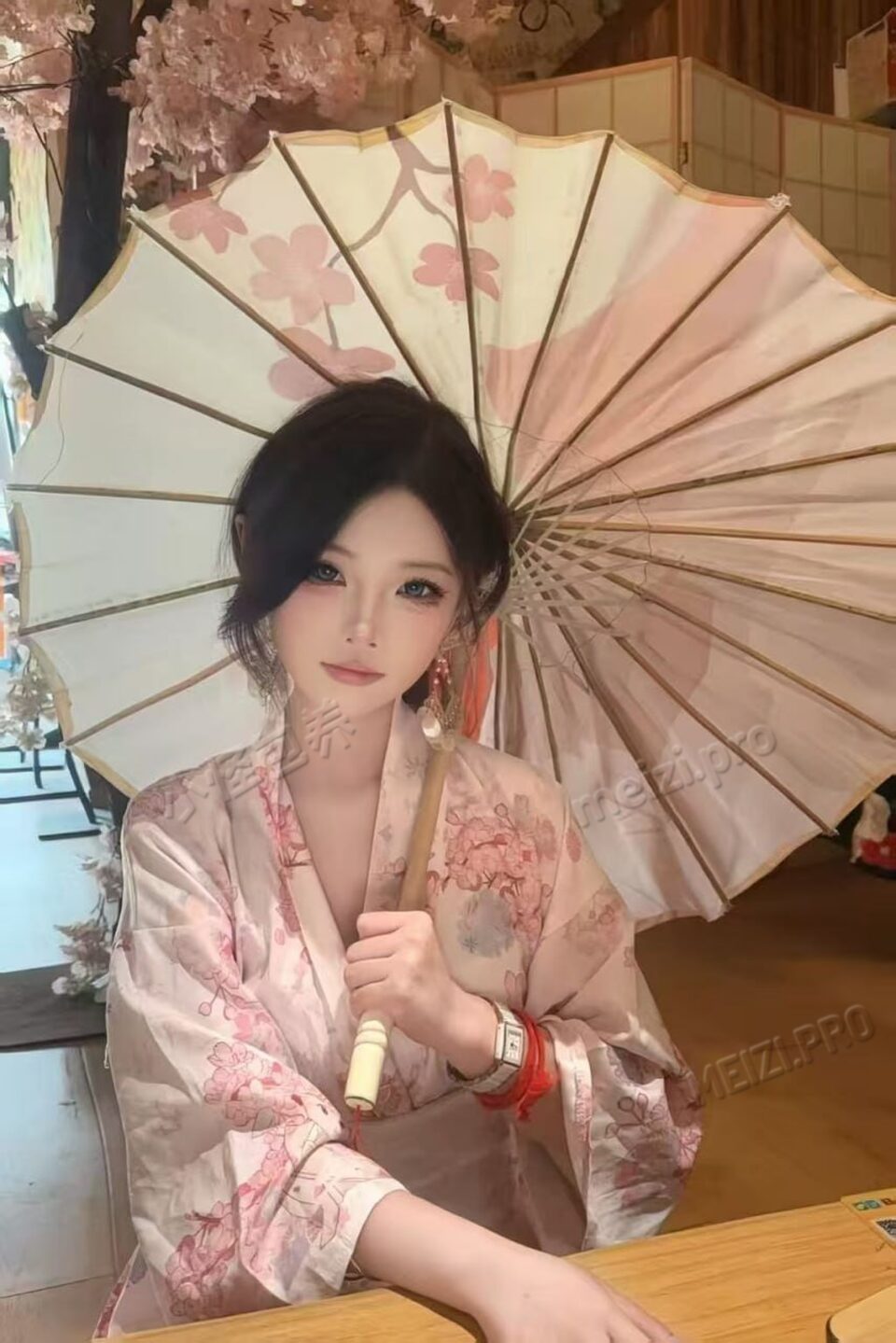 贵州 遵义 18岁 161cm 94 B杯 无业 会跳舞 抽烟纹身:无 SM:是 无套:可 口交:可 过夜:可 同居:可 可飞:可 价格:15 特点:会跳舞