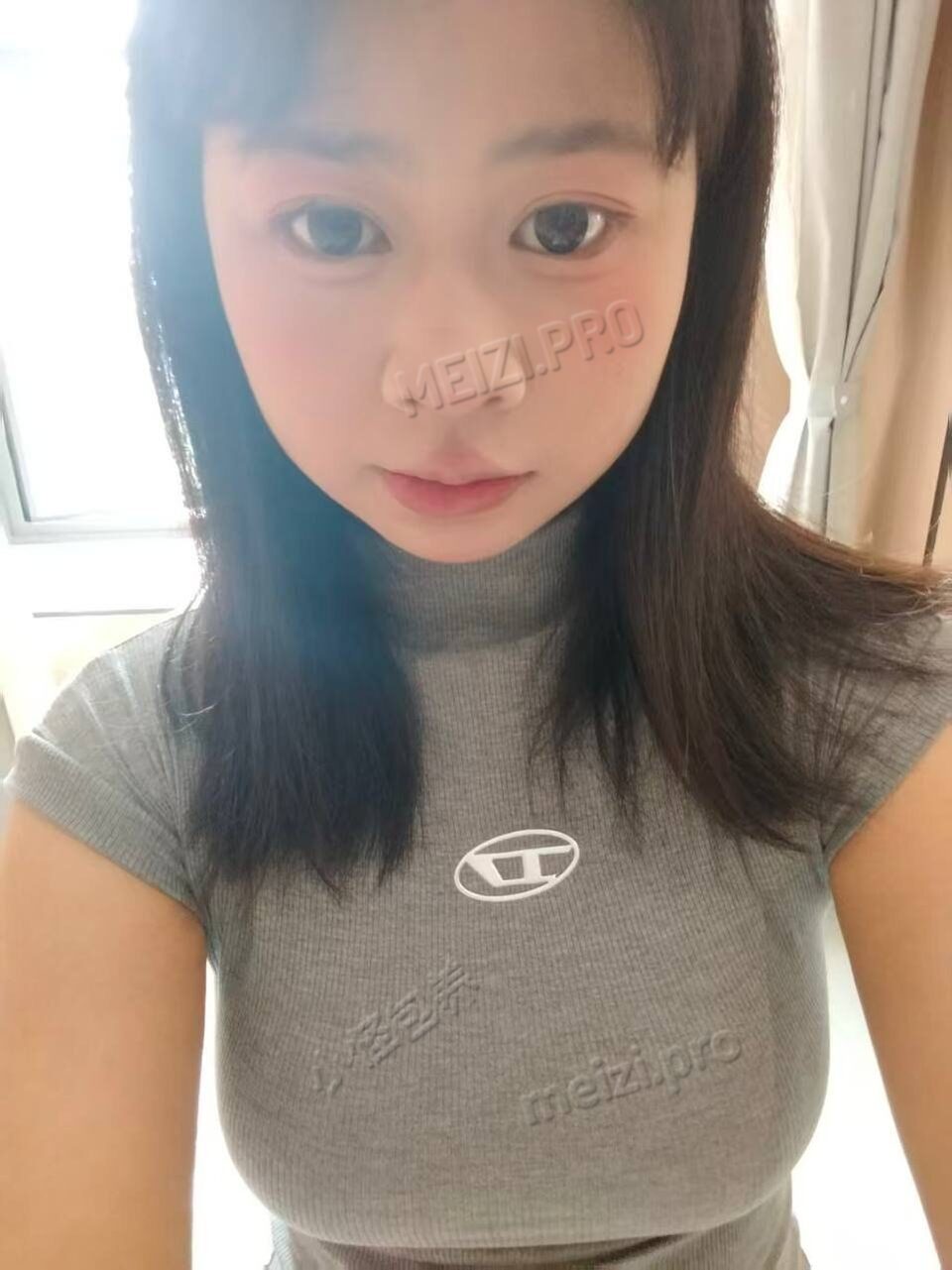 湖南 郴州 18岁 165cm 105 B杯 无业 活泼可爱 抽烟纹身:无 SM:否 无套:可 口交:否 过夜:可 同居:否 可飞:可 价格:3 特点:活泼可爱