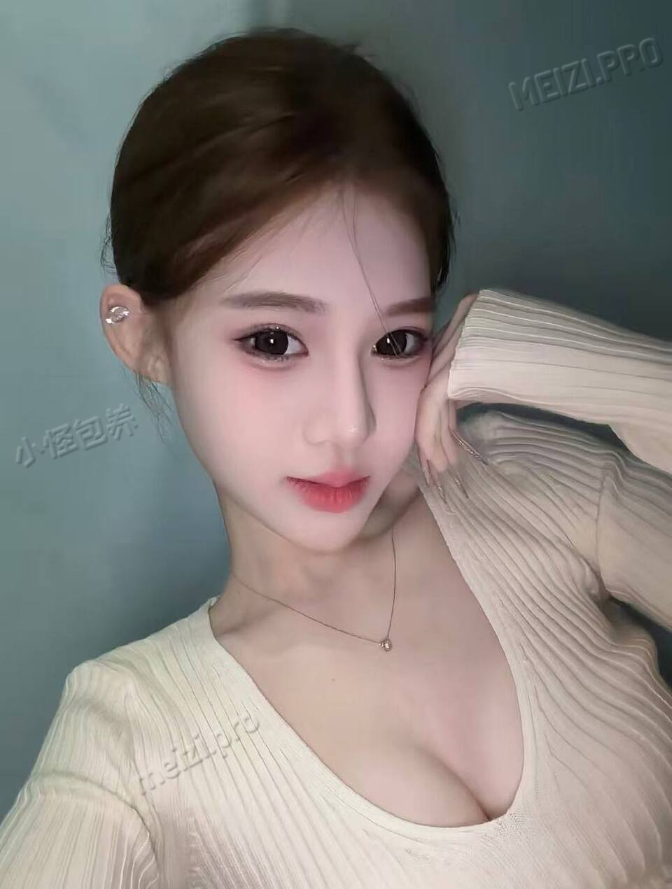 浙江 义乌 19岁 167cm 95 B杯 自媒体 气质好笑容美适合带到任何场景性格开朗幽默情绪价值高相处有恋爱感私下纯欲不上镜见到本人更立体 抽烟纹身:无 SM:否 无套:否 口交:可 过夜:可 同居:否 可飞:能 价格:15 特点:气质好笑容美适合带到任何场景性格开朗幽默情绪价值高相处有恋爱感私下纯欲不上镜见到本人更立体