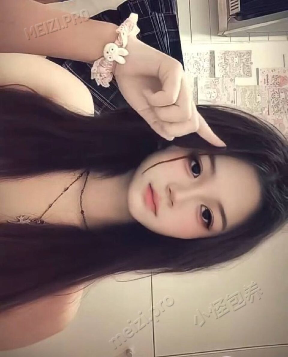 广东 佛山 18岁 160cm 94 B杯 玩的开，愿意尝试新的东西，自带玩具 抽烟纹身:无纹身 SM:是 无套:可 口交:可 过夜:可 同居:否 可飞:可外省 价格:9 特点:玩的开，愿意尝试新的东西，自带玩具