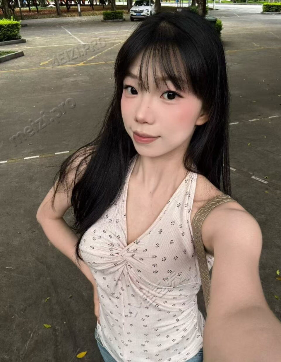 云南 昆明 19岁 168cm 102 B杯 学生 长相甜美 会跳舞 情绪稳定 口活好 抽烟纹身:无 SM:否 无套:否 口交:可 过夜:可 同居:否 可飞:可 价格:8 特点:长相甜美 会跳舞 情绪稳定 口活好