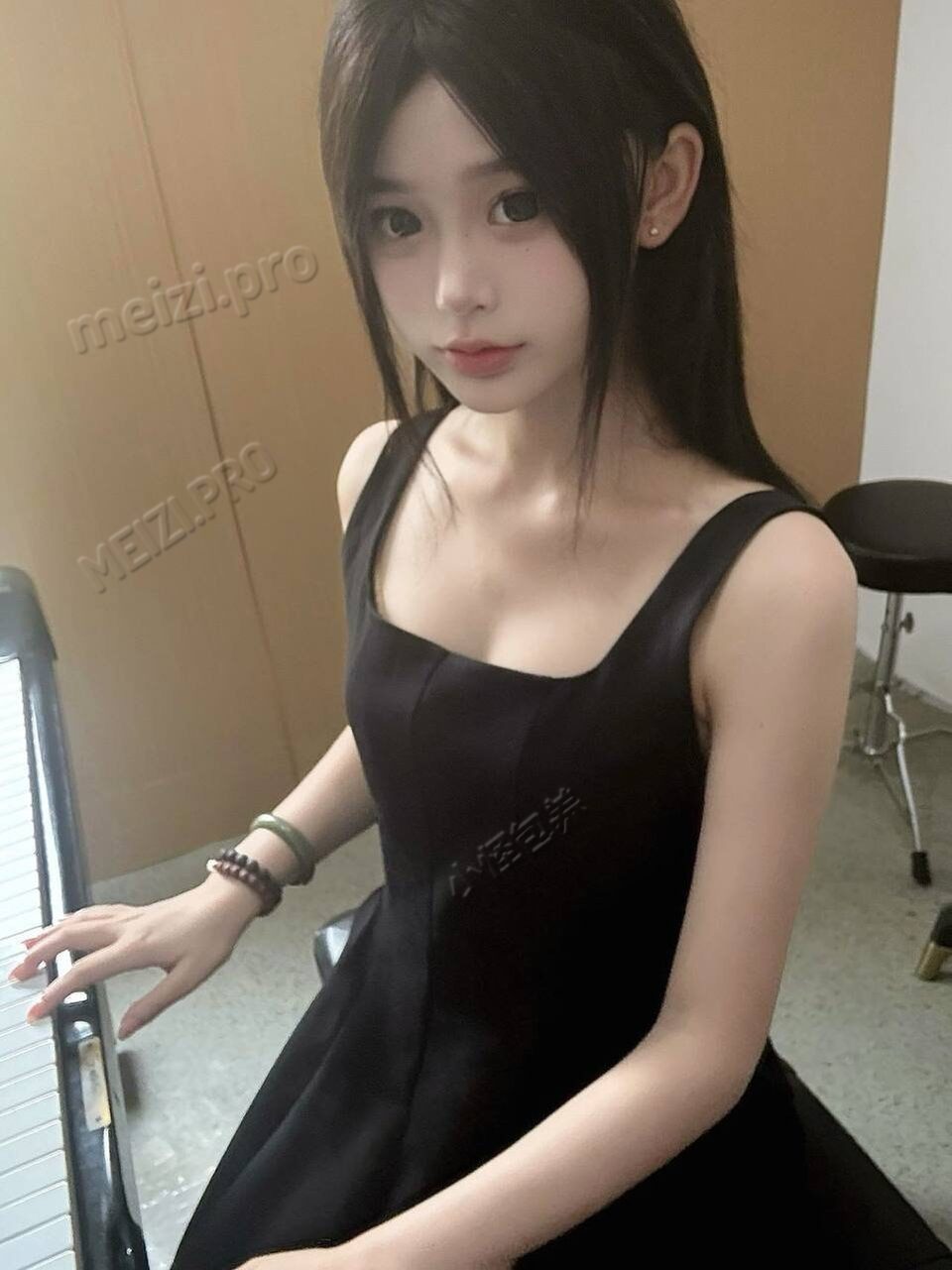 湖北 恩施 20岁 170cm 100 B杯 学生 腰细腿长屁股翘 抽烟纹身:无 SM:否 无套:否 口交:可 过夜:可 同居:可 可飞:可 可出国韩国日本马来迪拜英国 价格:14 特点:腰细腿长屁股翘
