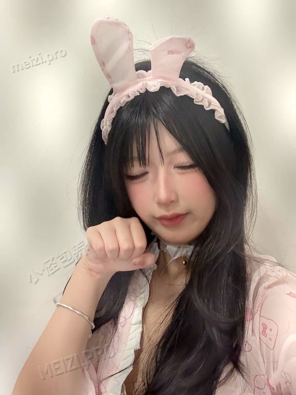 四川 成都 18岁 169cm 122 C杯 学生 梨形身材 97臀围 抽烟纹身:有纹身 SM:是 无套:否 口交:可 过夜:看情况 同居:否 可飞:北京附近可以 价格:8 特点:梨形身材 97臀围