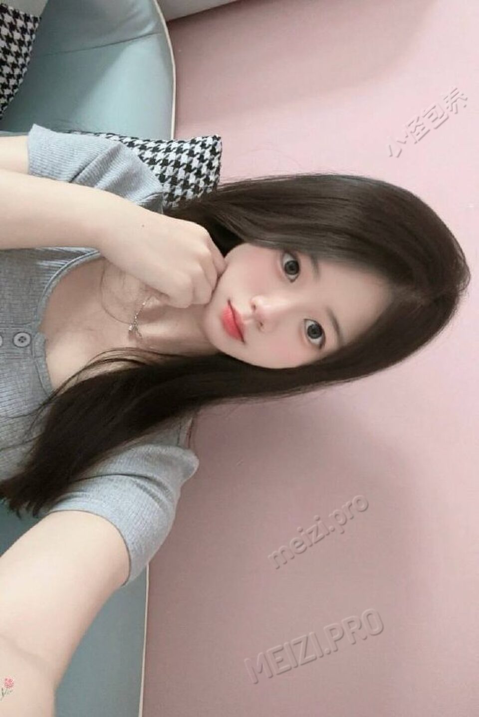广西 南宁 18岁 160cm 100 B杯 学生 声音好听 抽烟纹身:无纹身 SM:可 无套:可 口交:可 过夜:可 同居:否 可飞:可 价格:8 特点:声音好听