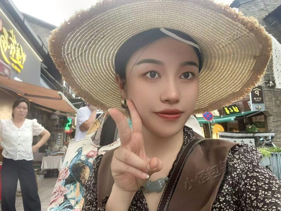 浙江 宁波 24岁 161cm 99 B杯 美业 成熟 温柔 理智 有边界感 抽烟纹身:有抽烟无纹身 SM:是 无套:可 口交:否 过夜:可 同居:看情况 可飞:否 价格:8 特点:成熟 温柔 理智 有边界感