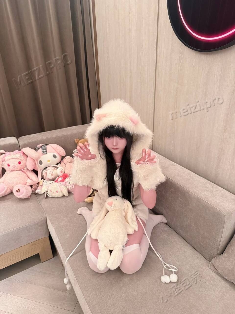 广东 深圳 18岁 159cm 84 C杯 学生 是个萝莉 抽烟纹身:无 SM:是 无套:否 口交:可 过夜:可 同居:否 可飞:省内 价格:10 特点:是个萝莉