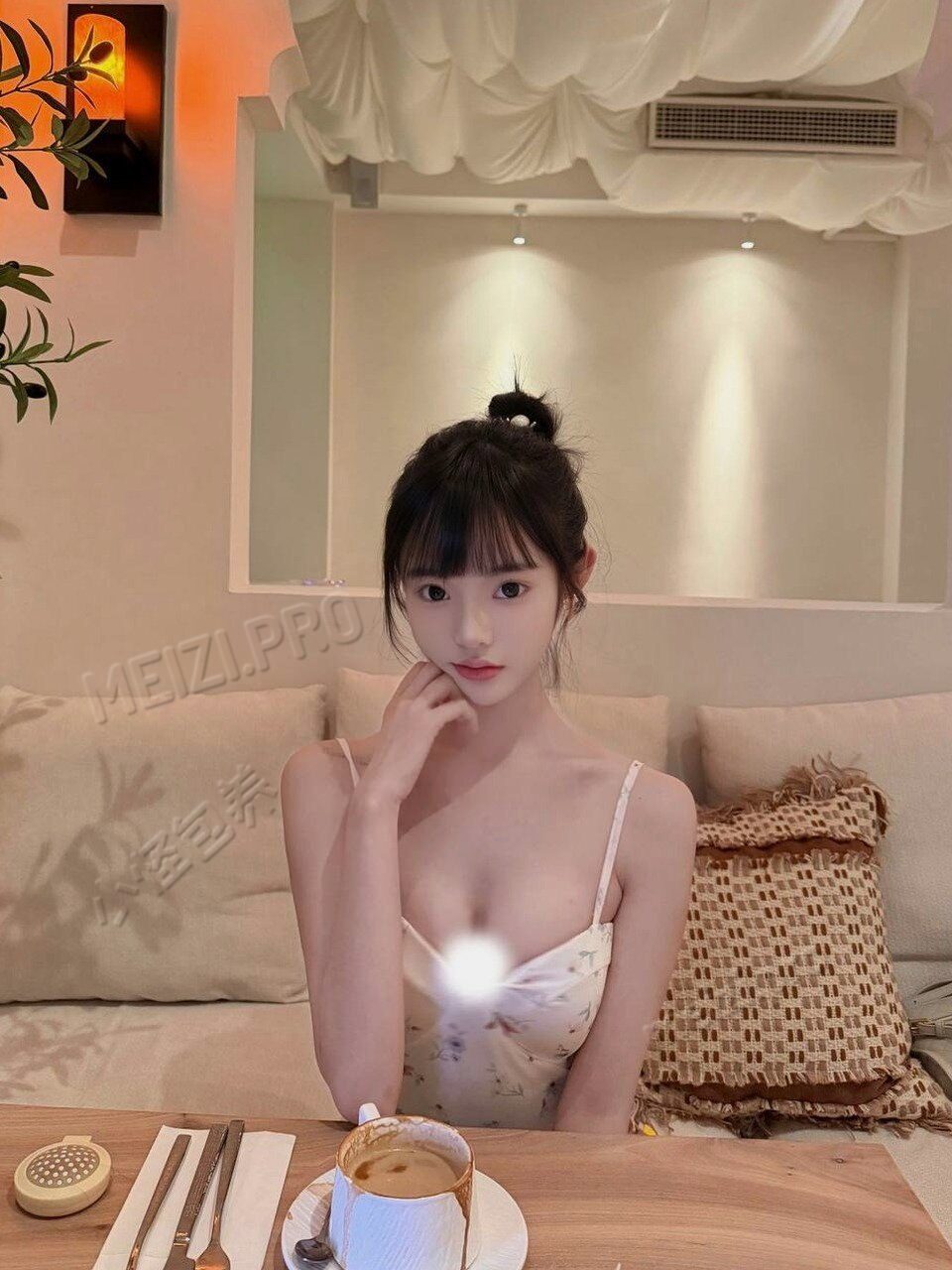 广东 广州 19岁 168cm 90 C杯 潮汕人无整 白小纯 乖巧懂事 可甜可御 本人比照片好看 SM:轻微 无套:否 口交:可 过夜:可 同居:否 可飞:可 港澳 外国 价格:21 特点:潮汕人无整 白小纯 乖巧懂事 可甜可御 本人比照片好看