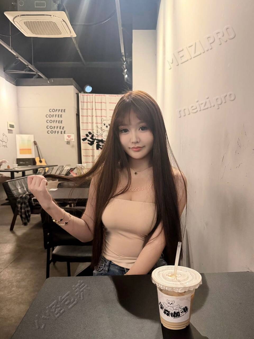 广东 广州 18岁 167cm 115 C杯 工作 超敏感会潮吹 原生脸无整容 抽烟纹身:无 SM:是 无套:可 口交:可 过夜:可 同居:可 可飞:可 价格:9 特点:超敏感会潮吹 原生脸无整容