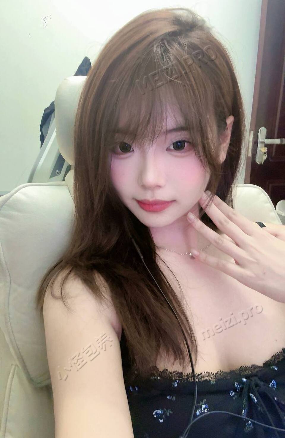 广东 广州 22岁 169cm 99 D杯 实习 超级甜妹,素颜耐打,笑得超级好看,真D无整,身材高挑苗条,校园恋爱感拉满 SM:否 无套:否 口交:可 过夜:可 同居:可 可飞:否,可飞港澳 价格:20 特点:超级甜妹,素颜耐打,笑得超级好看,真D无整,身材高挑苗条,校园恋爱感拉满