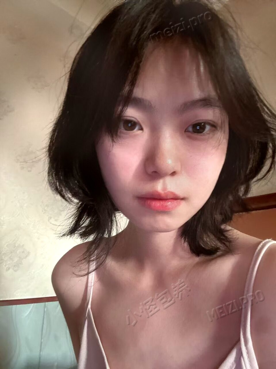 河南 驻马店 20岁 161cm 94 B杯 无职业 抽烟纹身:无 SM:否 无套:否 口交:可 过夜:可 同居:可 可飞:可 价格:15