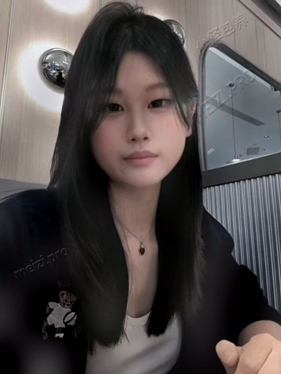 河南 郑州 22岁 175cm 127 B杯 学生 年轻 抽烟纹身:有一点纹身 SM:否 无套:否 口交:可 过夜:可 同居:可 可飞:不要太远吧 价格:15 特点:年轻