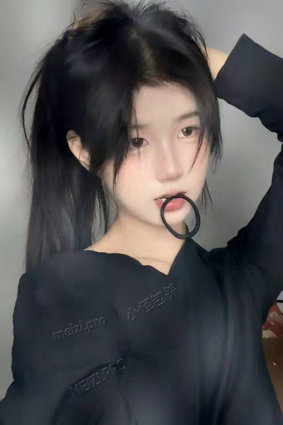 湖北 武汉 18岁 163cm 84 B杯 化妆师 性格温柔，水多，会夹 抽烟纹身:无 SM:是 无套:否 口交:可 过夜:可 同居:否 可飞:可 价格:10 特点:性格温柔，水多，会夹