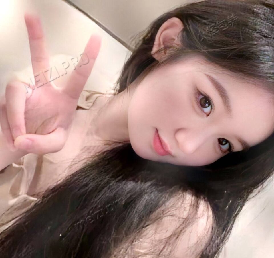 广东 深圳 24岁 159cm 47 C杯 探店达人 广东人，性格外向，会唱歌，导游，情绪价值拉满 抽烟纹身:无 SM:是 无套:否 口交:可 过夜:可 同居:可 可飞:可 价格:5-10 特点:广东人，性格外向，会唱歌，导游，情绪价值拉满