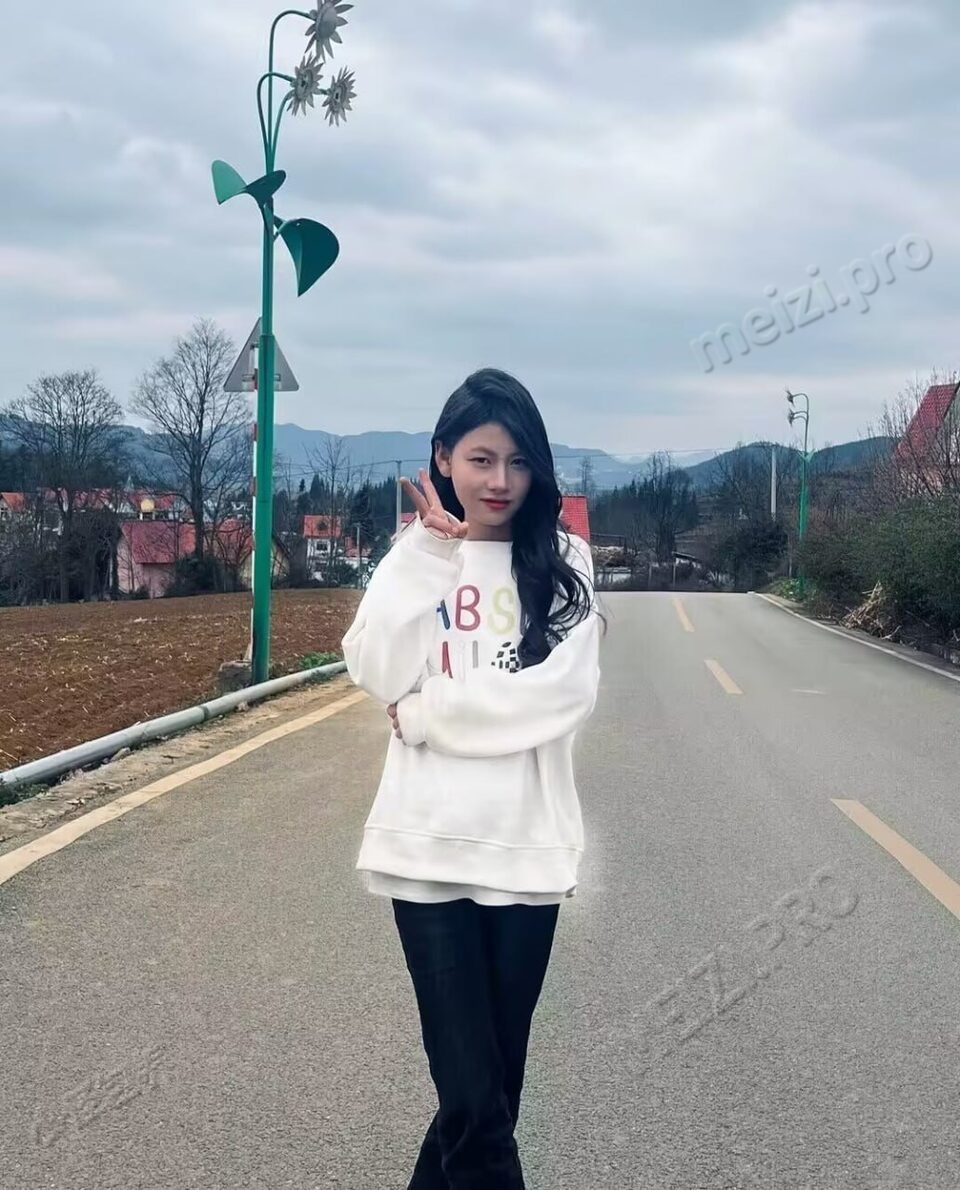 贵州 六盘水 18岁 150cm 80 A杯 工作 唱歌好听 抽烟纹身:无 SM:否 无套:可 口交:否 过夜:可 同居:可 可飞:可 价格:5 特点:唱歌好听