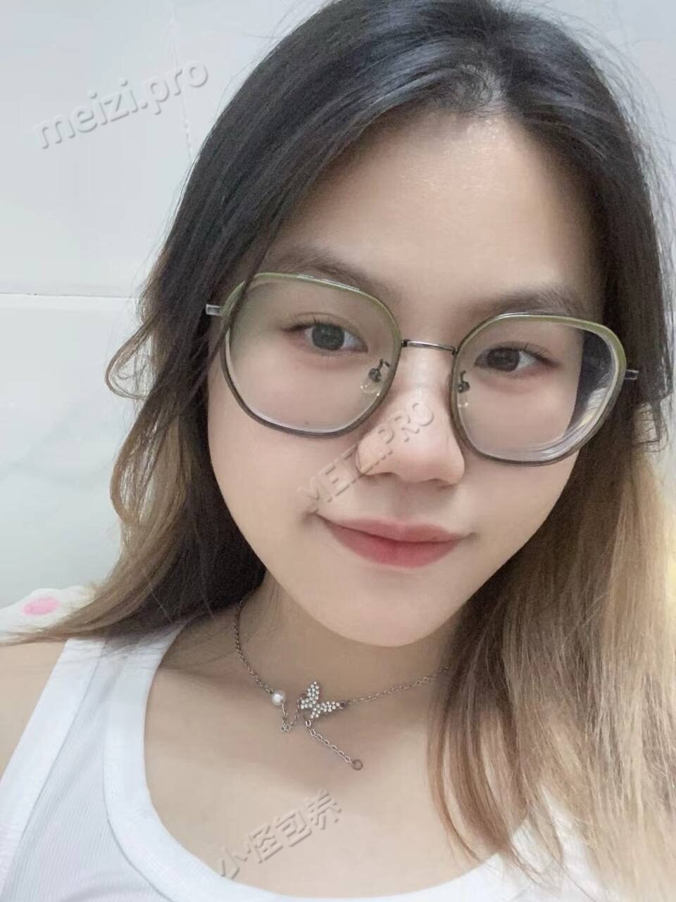 广东 东莞 24岁 165cm 100 B杯 业务跟单 无 抽烟纹身:无 SM:否 无套:可 口交:可 过夜:可 同居:可 可飞:可 含港澳 价格:7 特点:无