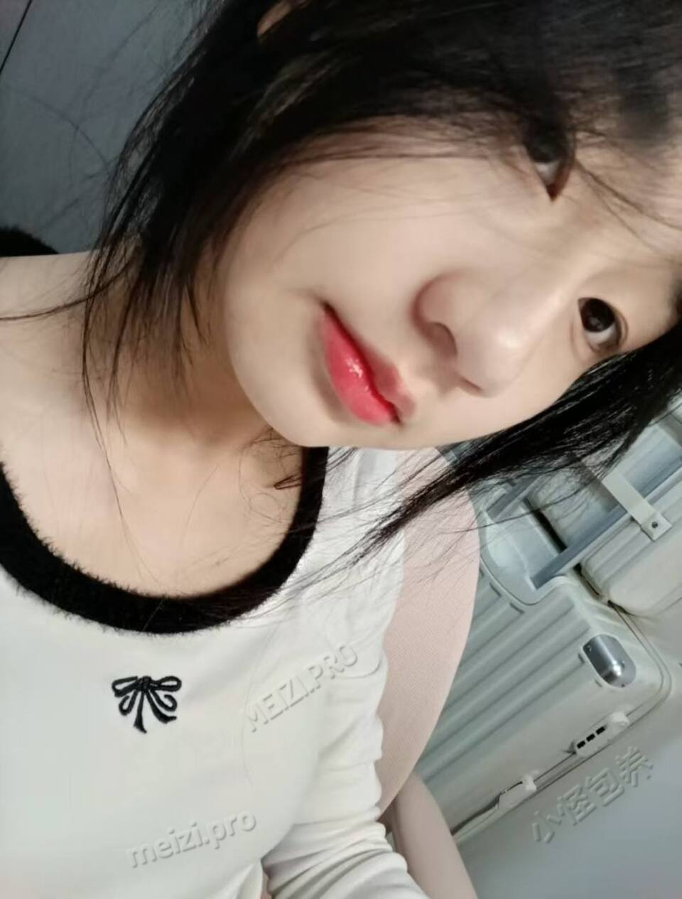 湖北 鄂州 18岁 160cm 94 B杯 学生 情绪价值高，声音好听，温柔体贴，单纯，素颜也很漂亮 抽烟纹身:无 SM:是 无套:否 口交:可 过夜:否 同居:可 可飞:否 价格:6 特点:情绪价值高，声音好听，温柔体贴，单纯，素颜也很漂亮