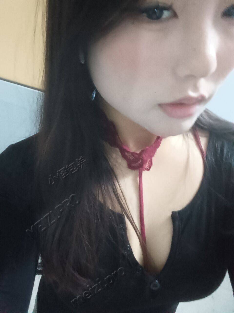 河南 南阳 18岁 156cm 105 C杯 待业 比较听话 抽烟纹身:无 SM:是 无套:可 口交:否 过夜:可 同居:可 可飞:可 除港澳 价格:4 特点:比较听话