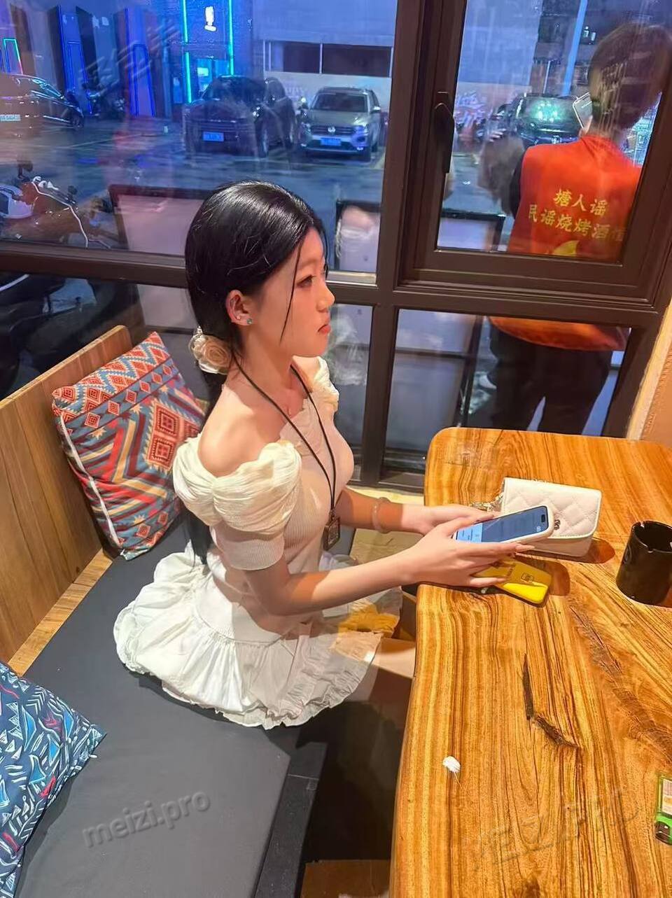 广东 18岁 165cm 88 C杯 美容 听话会撒娇身材可以 抽烟纹身:无 SM:否 无套:可 口交:否 过夜:可 同居:可 可飞:否 价格:7 特点:听话会撒娇身材可以