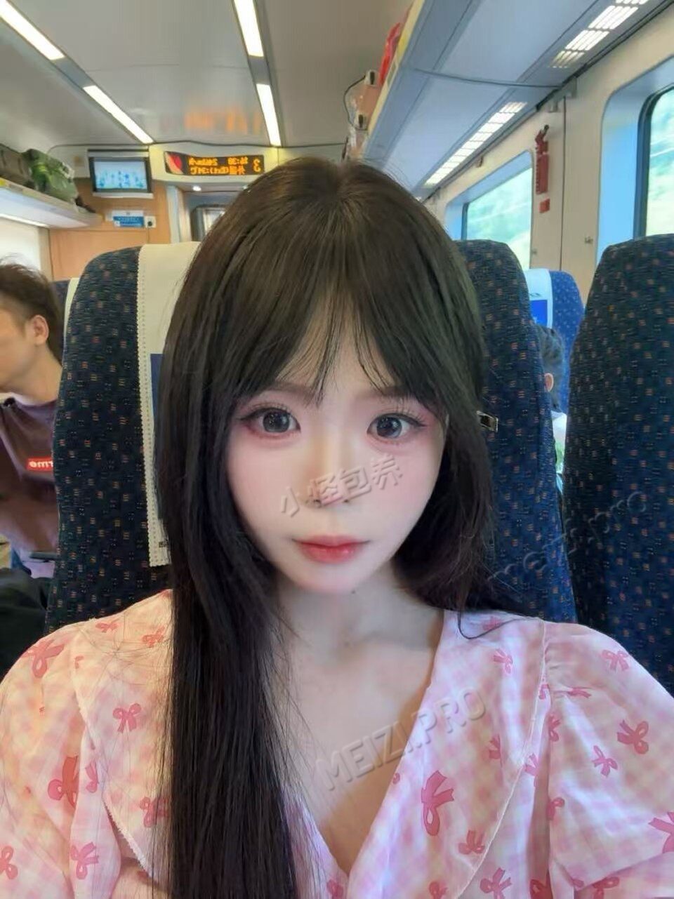 福建 福州 25岁 165cm 50 B杯 实习 甜妹,俏皮可爱,纯天然皮肤白,有点反差 抽烟纹身:无 SM:否 无套:否 口交:可 过夜:可 同居:否 可飞:可 周边车程5小时内 价格:9 特点:甜妹,俏皮可爱,纯天然皮肤白,有点反差