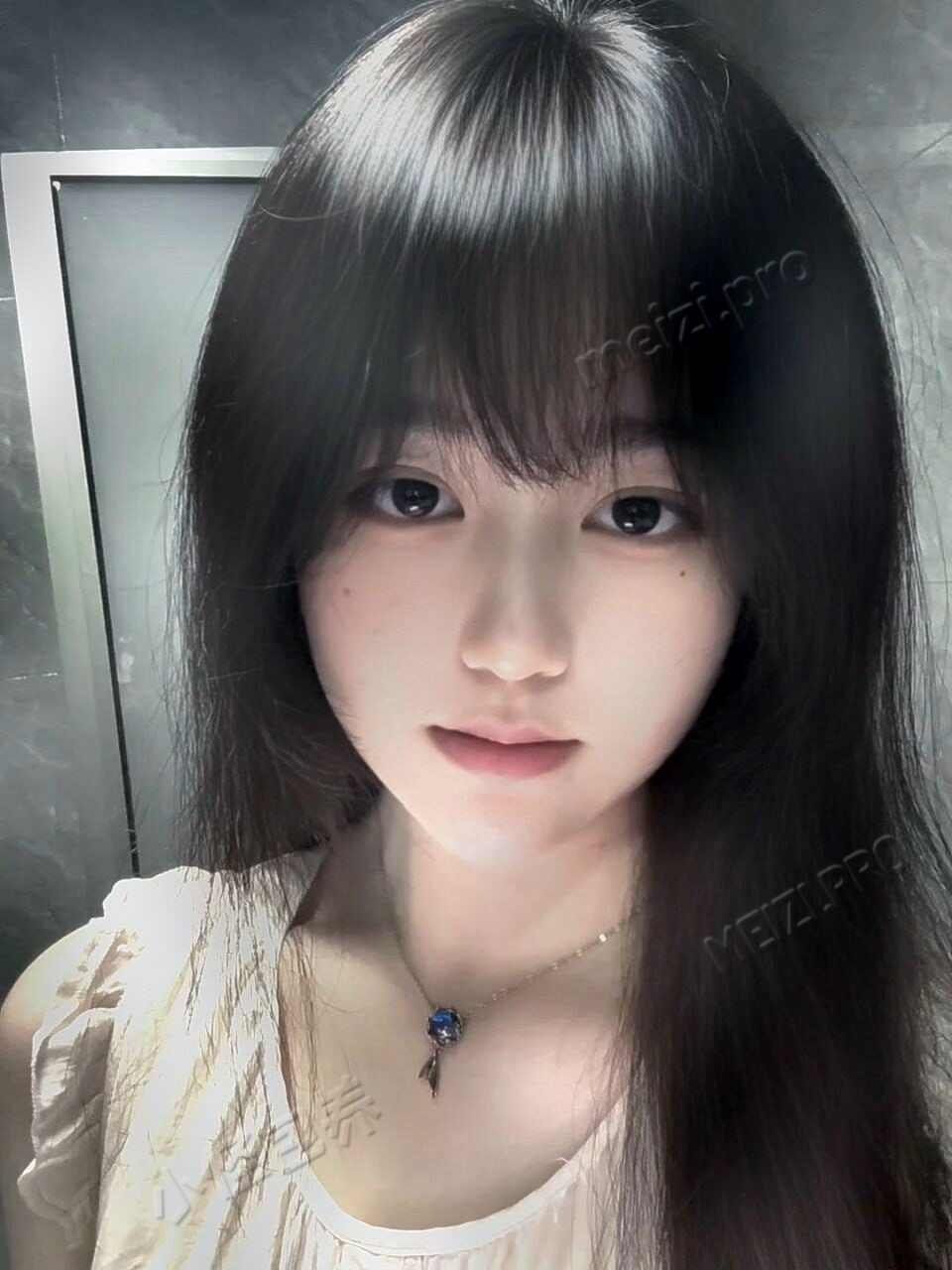 山东 青岛 19岁 170cm 122 B杯 工作 随和 会点唱歌 抽烟纹身:无纹身 SM:可 无套:否 口交:可 过夜:可 同居:否 可飞:否 价格:2 特点:随和 会点唱歌