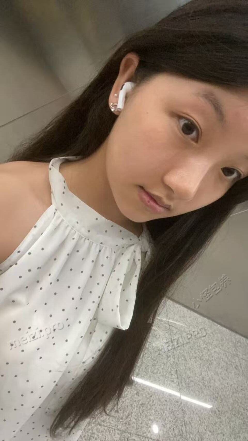 广西 南宁 18岁 153cm 102 B杯 学生 SM:否 无套:可 口交:否 过夜:可 同居:可 可飞:能 其他城市 不去港澳 价格:30