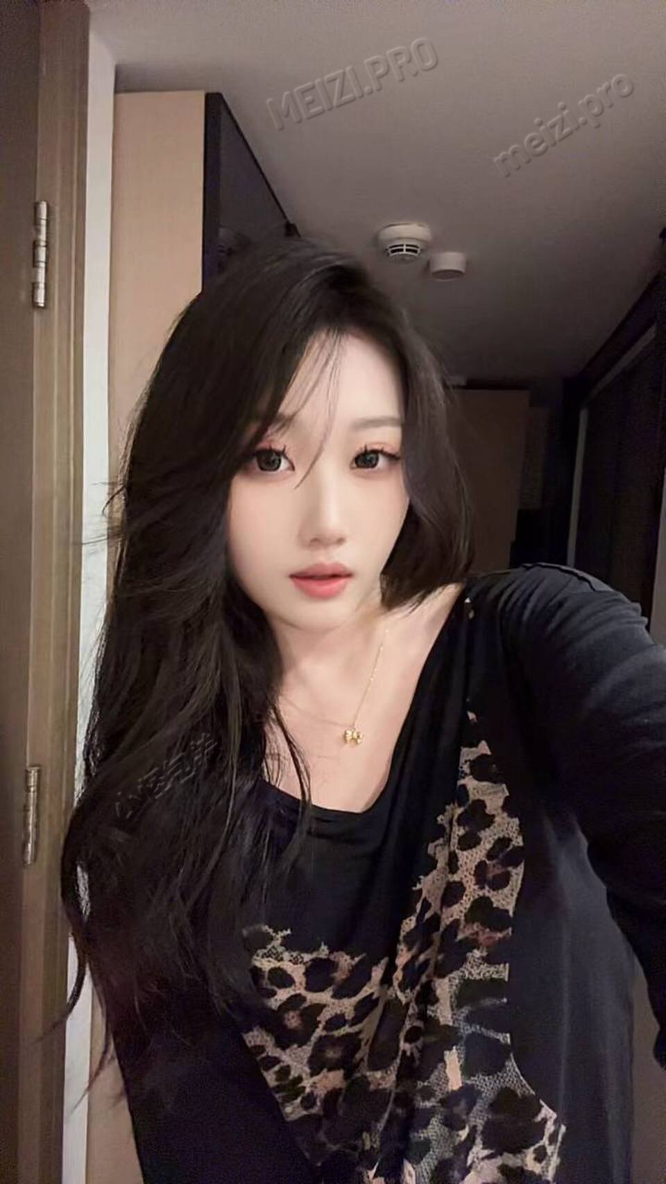 广东 广州 18岁 162cm 94 B杯 学生 声音好听,懂事,配合度高 抽烟纹身:无纹身 SM:微 无套:否 口交:可 过夜:可 同居:可 可飞:可 价格:20 特点:声音好听,懂事,配合度高