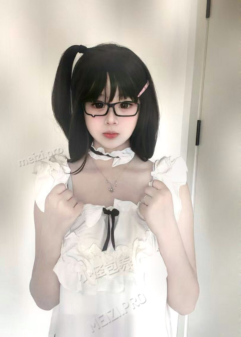 浙江 杭州 18岁 161cm 92 B杯 女生 会唱歌跳舞,第一次下海,经验次数少,可以cos,可以开发 抽烟纹身:有抽烟无纹身 SM:是 无套:否 口交:可 过夜:可 可飞:可 外省 价格:20 特点:会唱歌跳舞,第一次下海,经验次数少,可以cos,可以开发
