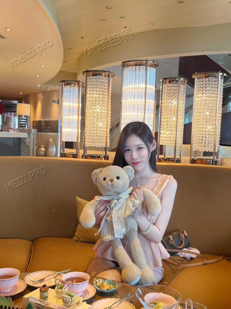 河南 郑州 23岁 165cm 94 B杯 微商 非常容易高潮 抽烟纹身:无 SM:是 无套:可 口交:可 过夜:可 可飞:可 价格:30 特点:非常容易高潮