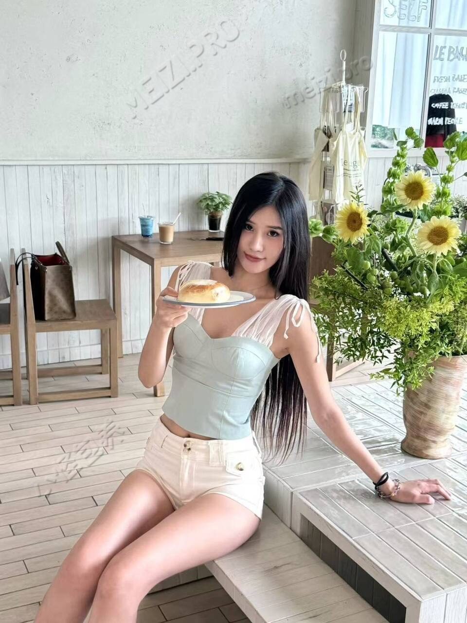 江苏 常州 23岁 171cm 99 C杯 模特 大长腿 好看 抽烟纹身:无 SM:是 无套:可 口交:可 过夜:可 同居:可 可飞:可 价格:15 特点:大长腿 好看