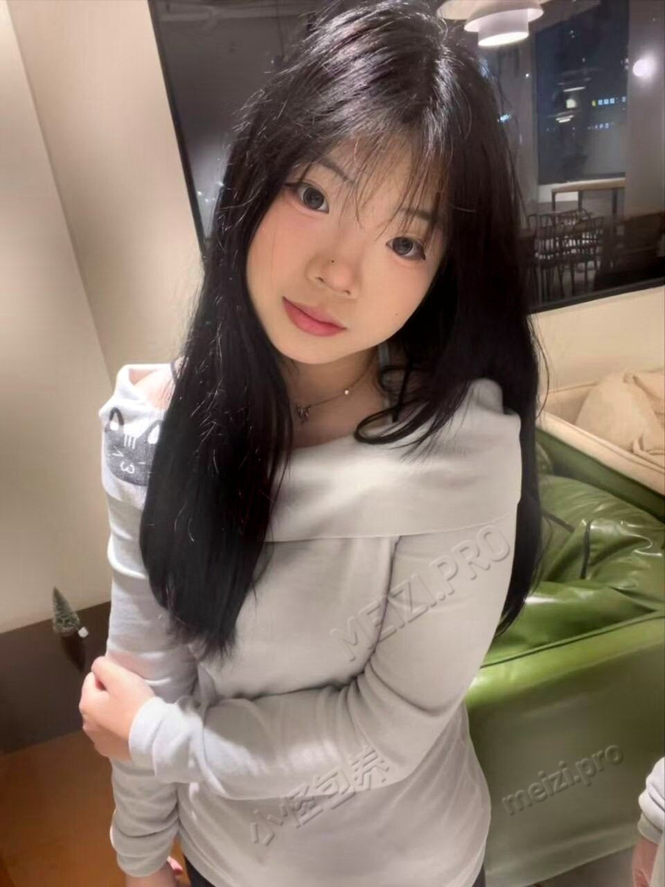 江苏 淮安 18岁 163cm 120 A杯 清纯可爱小，听话懂事 抽烟纹身:抽烟 SM:否 无套:可 口交:可 过夜:可 同居:可 可飞:可 价格:10 特点:清纯可爱小，听话懂事