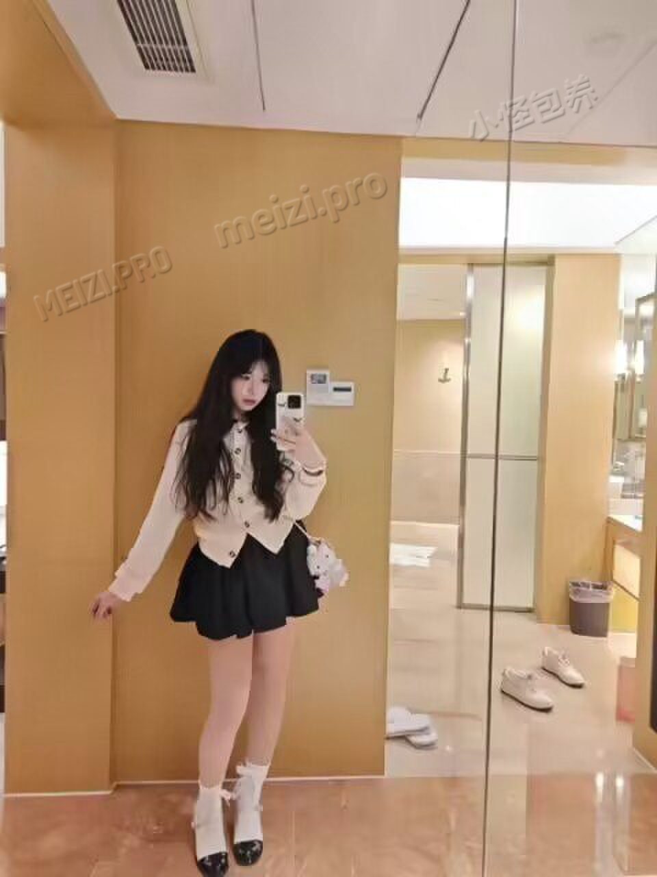 江西 吉安 19岁 166cm 95 B杯 学生 皮肤白性格好会讲话很乖 抽烟纹身:无 SM:否 无套:否 口交:可 过夜:可 同居:可 可飞:可 价格:7 特点:皮肤白性格好会讲话很乖