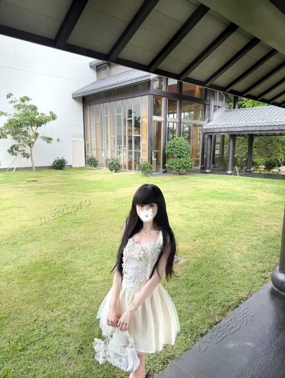 广东 湛江 18岁 158cm 86 B杯 学生 小萝莉乖巧听话，又懂事满足情绪价值，需要金主多调教 抽烟纹身:无 SM:否 无套:否 口交:可 过夜:可 同居:可 可飞:可 省内 价格:4 特点:小萝莉乖巧听话，又懂事满足情绪价值，需要金主多调教