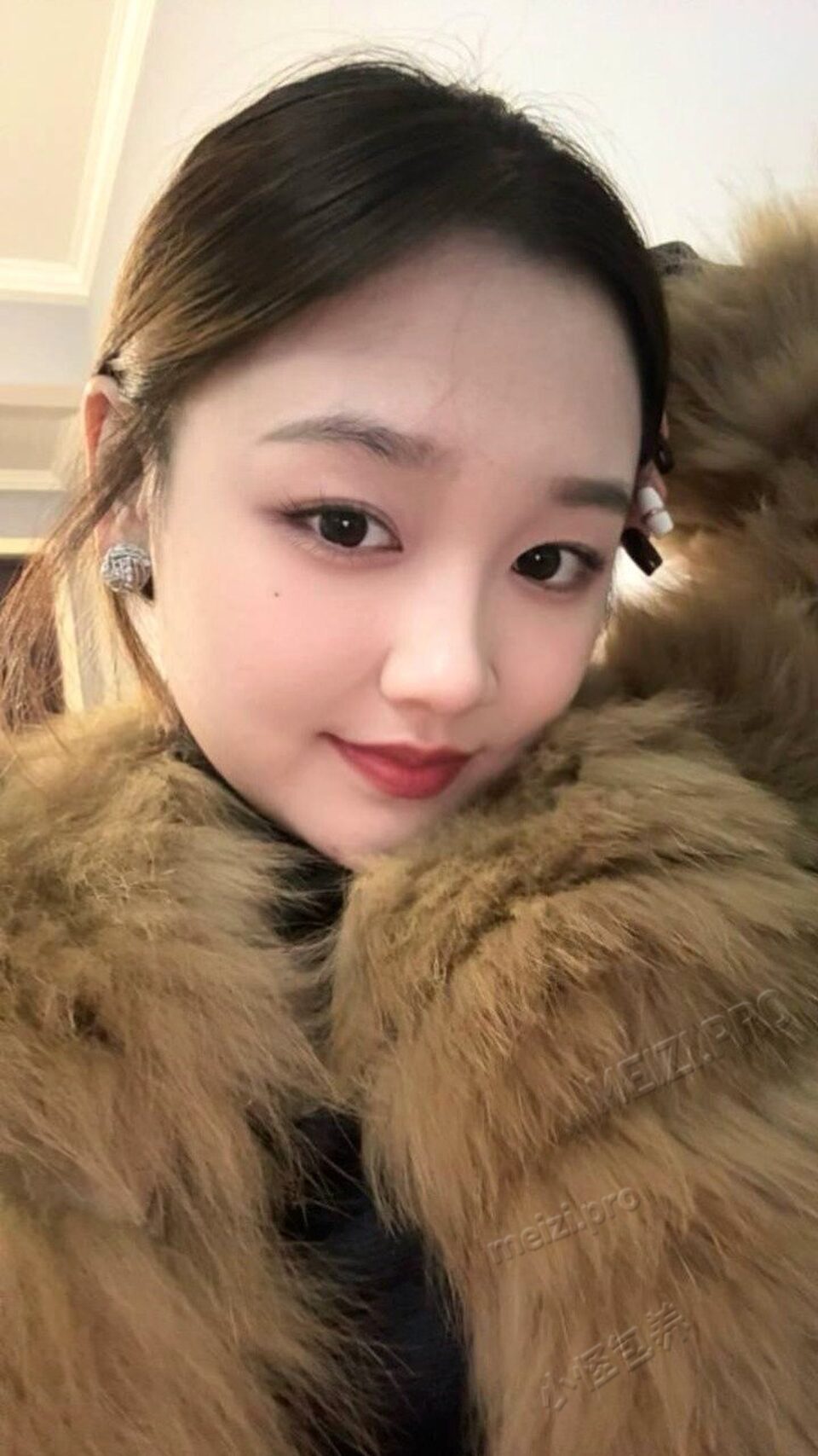 重庆 18岁 157cm 84 B杯 女生 嫩,没做过几次。很紧,感情史简单。第一次接单,验证视频素颜 抽烟纹身:无 SM:否 无套:可 口交:可 过夜:可 同居:否 可飞:可外省 不可港澳外国 价格:9 特点:嫩,没做过几次。很紧,感情史简单。第一次接单,验证视频素颜