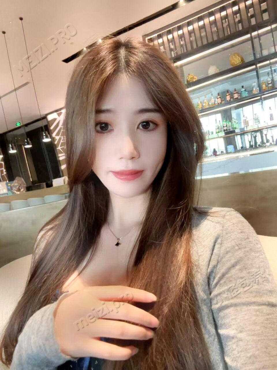 江苏 苏州 26岁 165cm 98 C杯 工作 气质,白 抽烟纹身:无纹身 SM:否 无套:可 口交:可 过夜:可 同居:否 可飞:否 价格:12 特点:气质,白