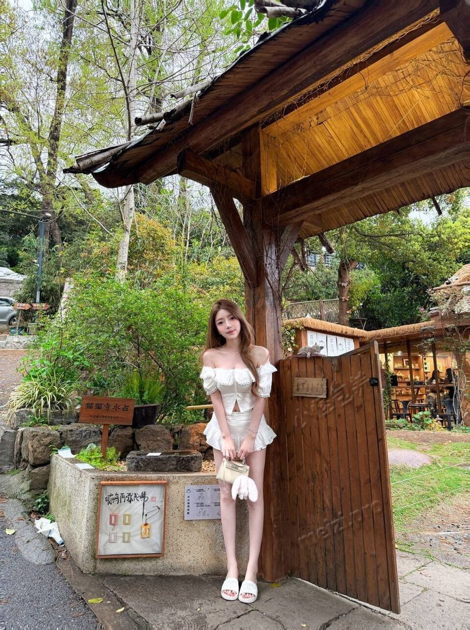 浙江 杭州 24岁 170cm 98 D杯 模特 本人比照片好看 粉白皮 抽烟纹身:无 SM:是 无套:否 口交:可 过夜:可 同居:可 可飞:可 看地方 价格:30 特点:本人比照片好看 粉白皮