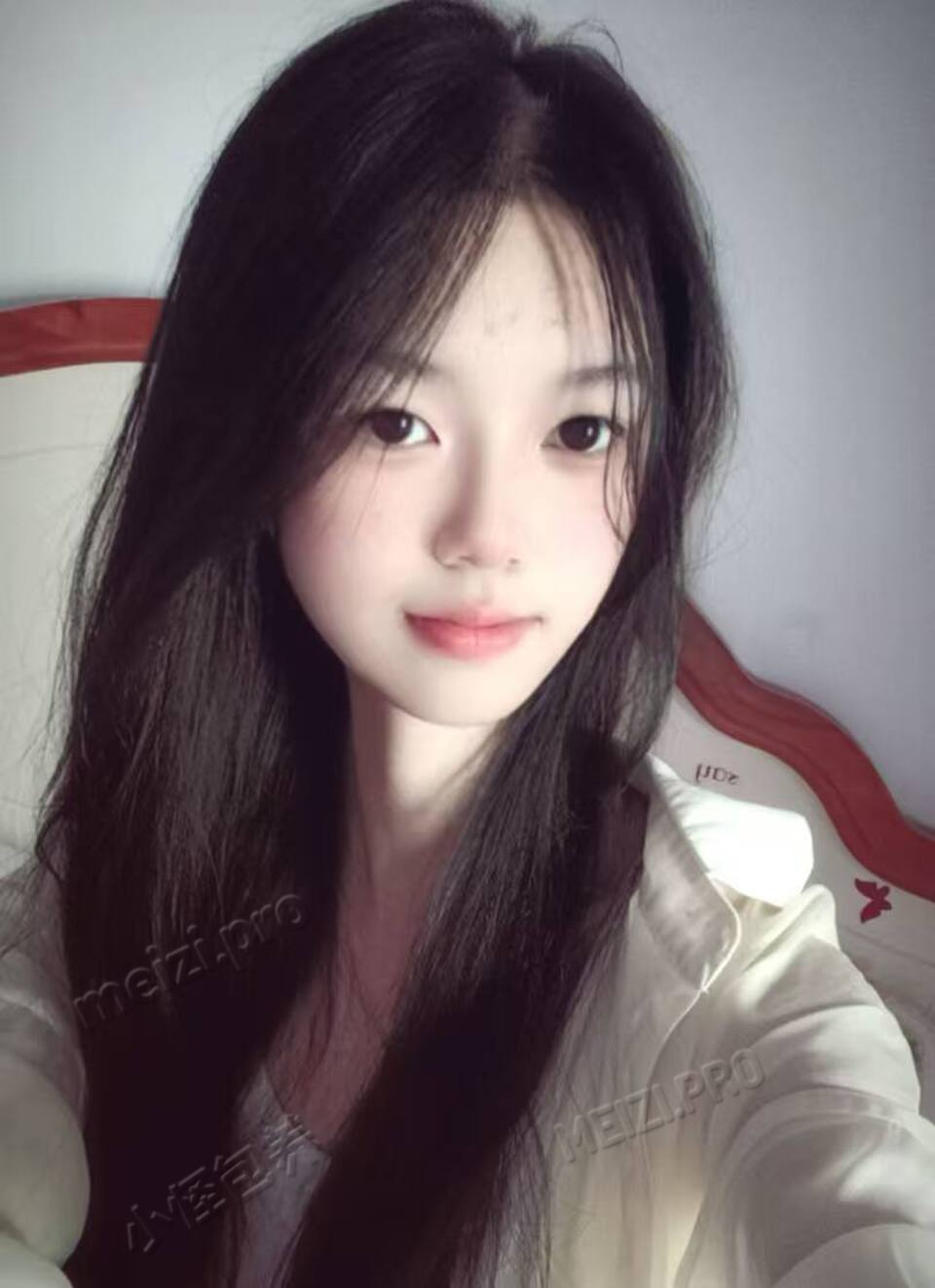 湖南 郴州 18岁 170cm 92 A杯 厅播 画画凑合，比较喜欢cos（但社恐）喜欢注重身材（偶尔会跑步）对感兴趣的事情会持续努力 抽烟纹身:无 SM:否 无套:否 口交:否 过夜:可 同居:可 可飞:远的否 价格:15 特点:画画凑合，比较喜欢cos（但社恐）喜欢注重身材（偶尔会跑步）对感兴趣的事情会持续努力