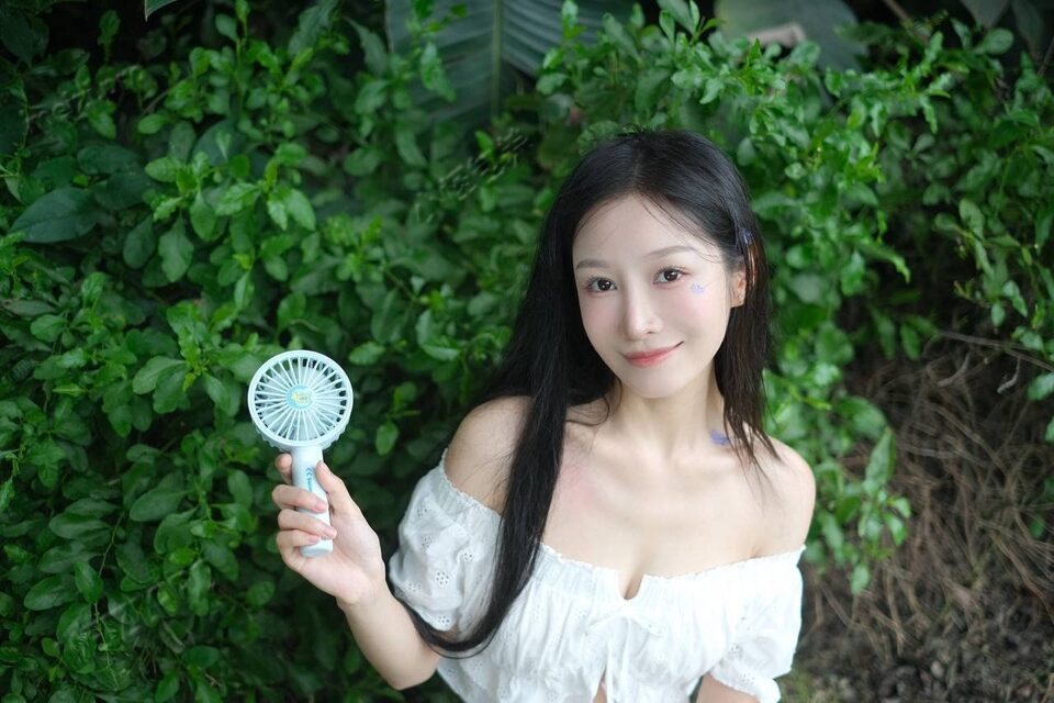 广东 东莞 24岁 161cm 41 B杯 学生 活泼清纯可爱，情绪价值和恋爱感足，服务热情，性感妩媚懂浪漫，床上缠绵悱恻满足你所有幻想 抽烟纹身:无纹身 SM:是 无套:否 口交:可 过夜:可 同居:可 可飞:可 价格:15 特点:活泼清纯可爱，情绪价值和恋爱感足，服务热情，性感妩媚懂浪漫，床上缠绵悱恻满足你所有幻想