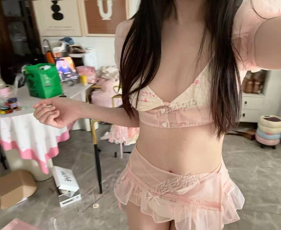 湖南 长沙 20岁 166cm 99 B杯 性格好 听话 配合度高 抽烟纹身:无纹身 SM:是 无套:可 口交:可 过夜:可 同居:否 可飞:可 价格:15 特点:性格好 听话 配合度高