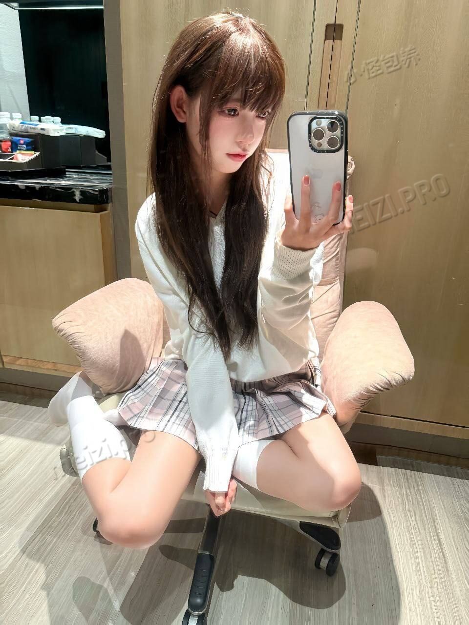 广西 南宁 18岁 156cm 81 A杯 学生 开朗活泼小鸟依人，娇小玲珑，可盐可甜，活泼开朗，会提供情绪价值，待开发更多的新玩法 抽烟纹身:无 SM:否 无套:否 口交:可 过夜:否 同居:否 可飞:否（只在南宁见） 价格:7 特点:开朗活泼小鸟依人，娇小玲珑，可盐可甜，活泼开朗，会提供情绪价值，待开发更多的新玩法